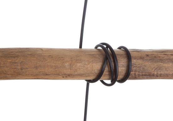Kuppelförmige Pendelleuchte braunes Rattangeflecht schwarze Metallakzente seitlich im modernen Ambiente