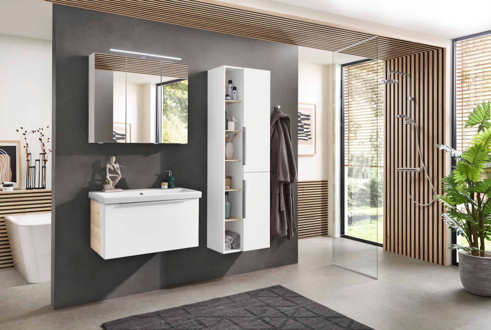 M4797333193829584_001 Modernes Badezimmer mit Doppelwaschtisch, Spiegelschrank und Hochschrank in Eiche-Nachbildung.