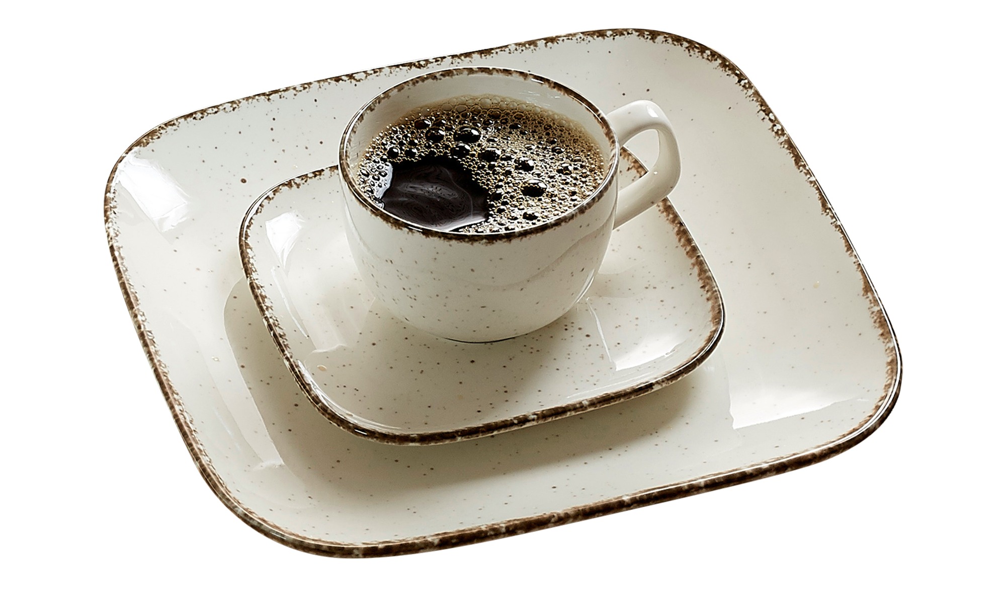 Kaffeetasse auf gestapelten Tellern mit Sprenkelrand Weiße Kaffeetasse mit schwarzem Kaffee, von schräg oben auf zwei quadratischen Tellern mit braunem Rand fotografiert
