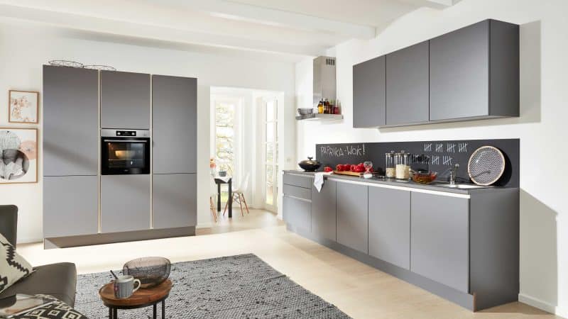 Interliving Küche Serie 3017 mit AEG Einbaugeräten