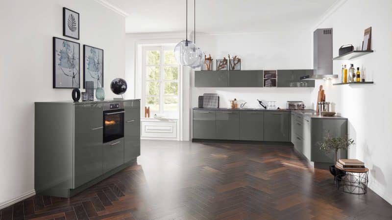 Interliving Küche Serie 3007 mit AEG Einbaugeräten