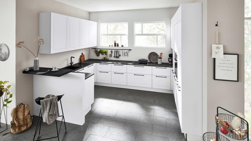 Interliving Küche Serie 3045 mit AEG Einbaugeräten