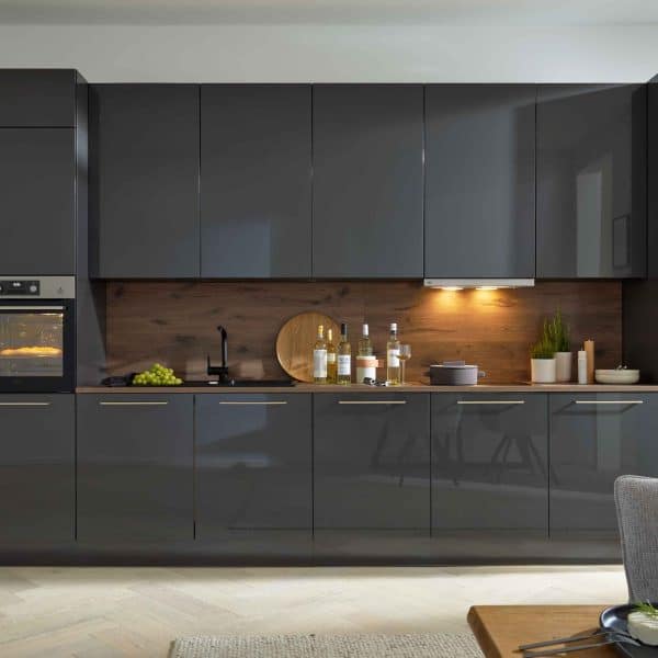 Interliving Küche Serie 3061 mit AEG Einbaugeräten