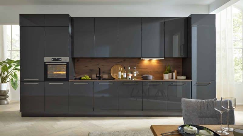 Interliving Küche Serie 3061 mit AEG Einbaugeräten
