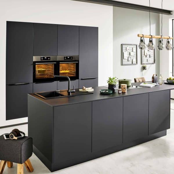 Interliving Küche Serie 3057 mit AEG Einbaugeräten