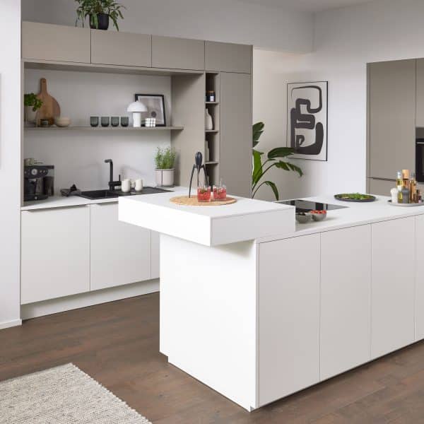 Interliving Küche Serie 3079 mit AEG Einbaugeräten